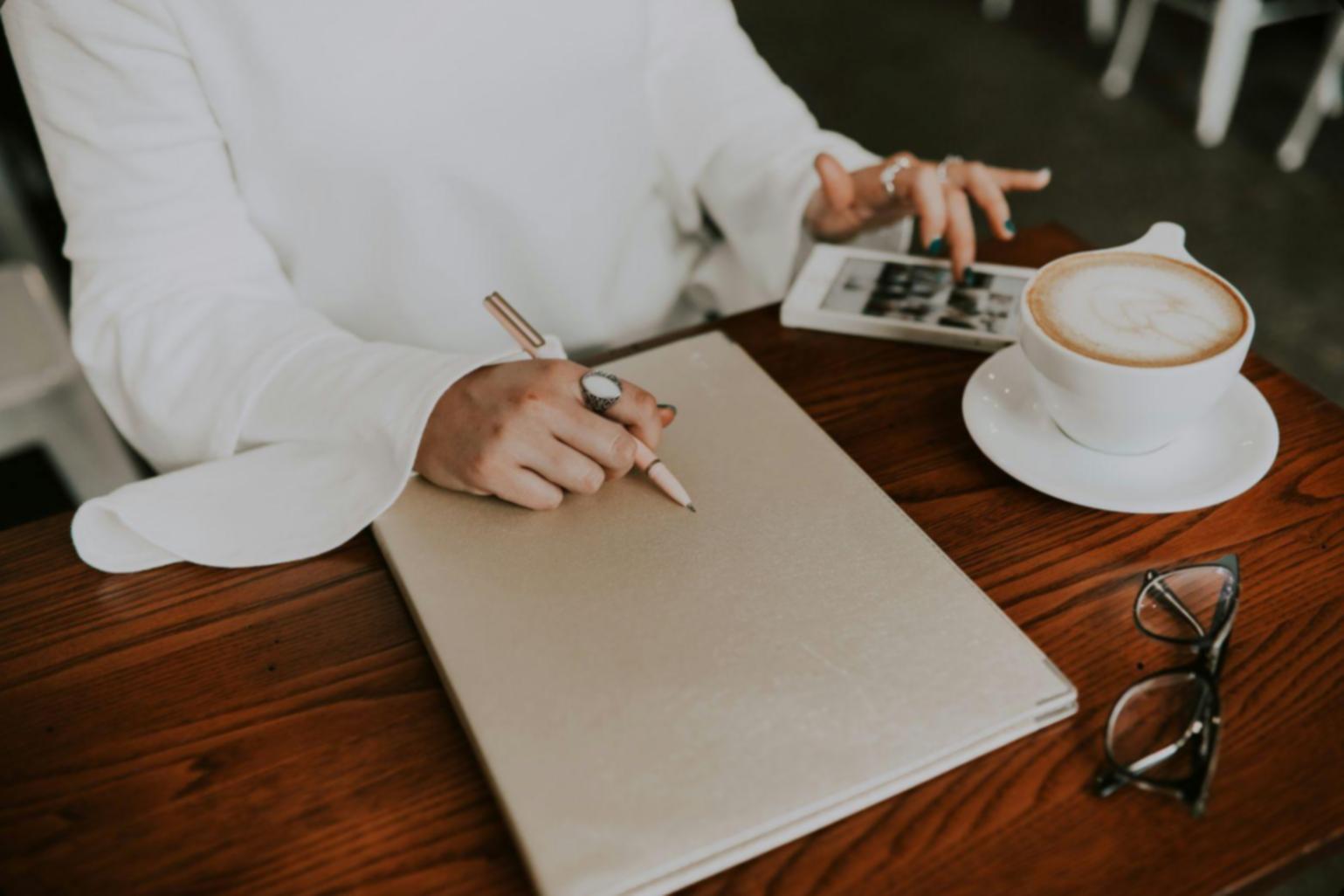 Vue d'ensemble d'un espace de travail organisé avec documents financiers et outils de planification